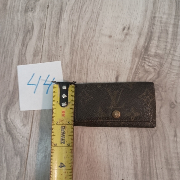 Louis Vuitton Monogram Key Case Holder 4 Key - Picture 11 of 11
